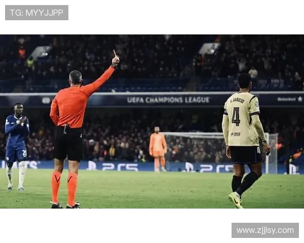 奥林匹亚科斯中场怒斥裁判十人应战巴萨遭遇离谱红牌判罚 奥林匹亚科斯中场怒斥裁判十人应战巴萨遭遇离谱红牌判罚